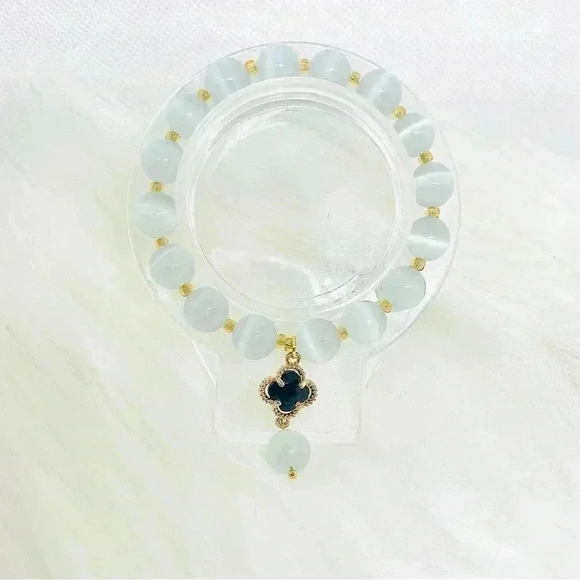 Elegant Moonstone Four-leaf Clover Bracelet - Picture 1 of 8